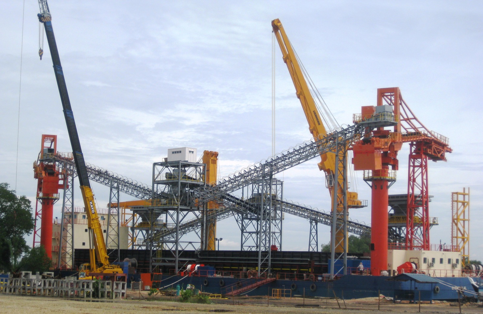 Barge-Mounted Gantry Shiploader - Assembly